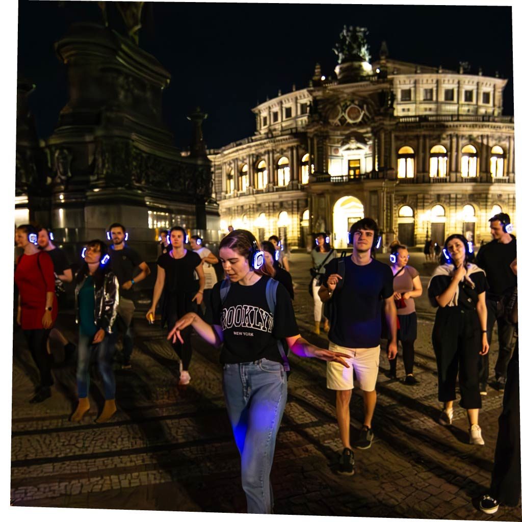 Silent Disco Gruppe vor der Semperoper in der Altstadt von Dresden